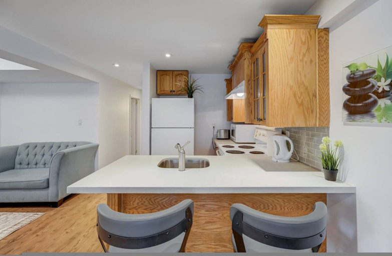 Room 3, Comfortable Whitby 2 Bedroom Lower Suite, Durham