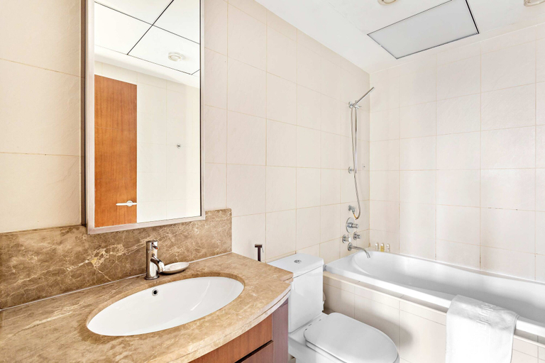 Room 4, Silkhaus Spacious Pad Downtown Near Burj Khalifa, Dubai