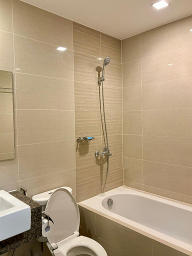 Bathroom 5, Modern Condo in Mactan Newtown | Pool + Beach, Lapu-Lapu City