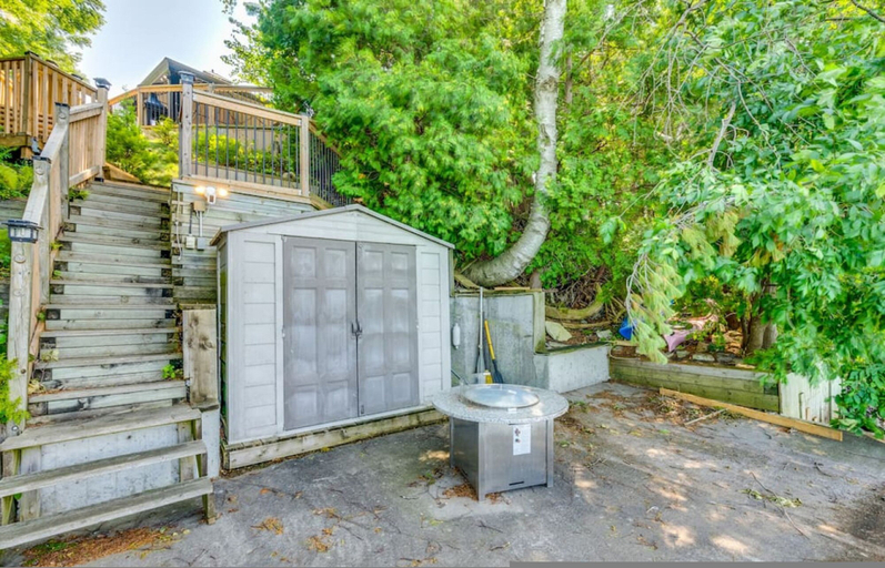 Room 2, Waterfront 4BR Cottage Boat Deck BBQ, Durham