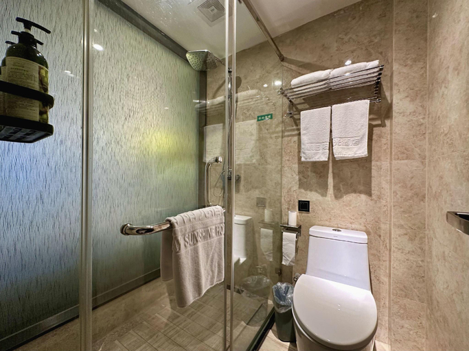 Bathroom 3, Holiday Sunshine Hotel, Chengdu