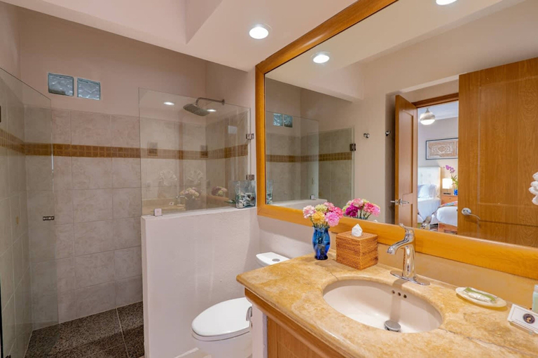 Room 4, Sleeps 6 Views Beach 1 Block, Compostela