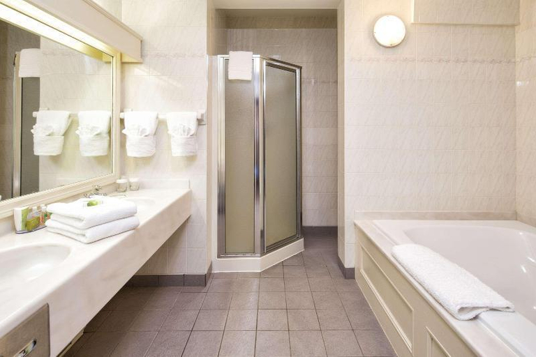 Bathroom 3, Inn on the Lake Ascend Hotel Collection, Halifax