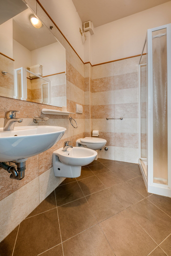 Bathroom 5, Hotel Augustus, Rimini