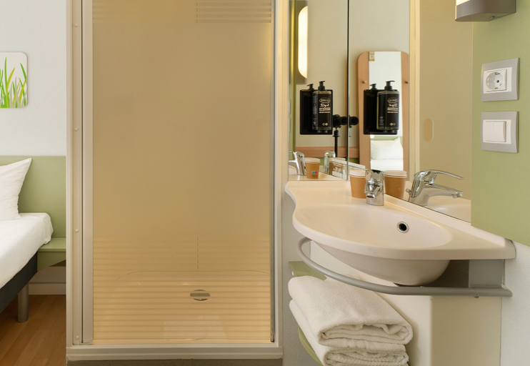 Bathroom 4, ibis budget Madrid Centro las Ventas, Madrid