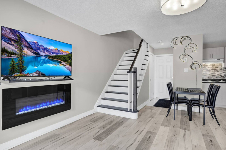 Room 5, Stylish Mississauga Lower Unit BBQ Yard Paradise, Peel