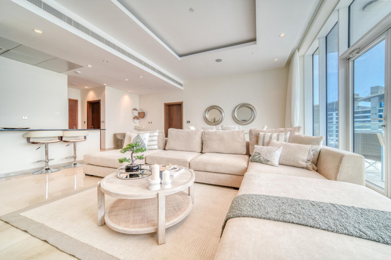 Room 5, Lush Sea View Living w Private Beach at the Palm, Dubai