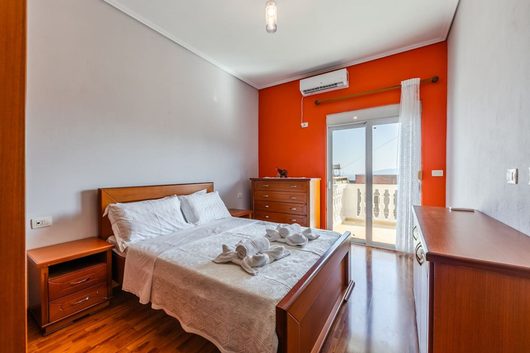 Room 5, Urban Sea Escape 1BR With Beach Access, Sarandës