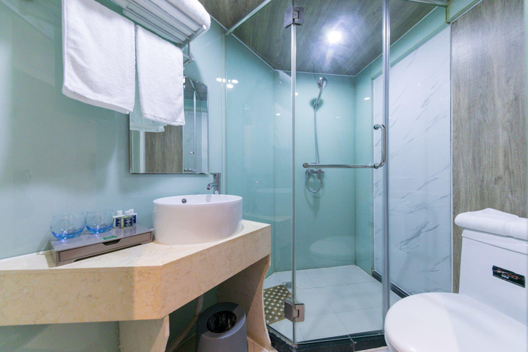 Bathroom 4, Ibis Styles Hotel Shanghai Caohejing Hongmei Road, Shanghai