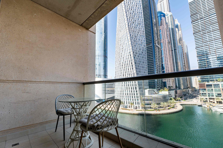 Room 2, 1BR Apt in Prime Location w Marina View Balcony, Dubai