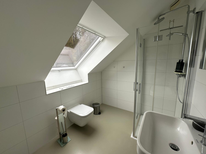 Bathroom 2, Ruhige Apartments mit guter Bahnanbindung und Kuchennutzung, Rheinisch-Bergischer Kreis