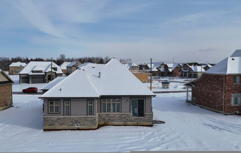Room 2, Spacious Brand New 4-bed Retreat in Quinte West, Hastings