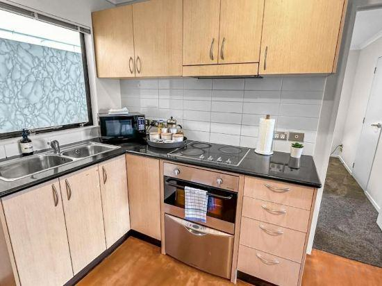 4, Cozy 2-Bedroom Retreat Steps from Sky Tower, Waitakere