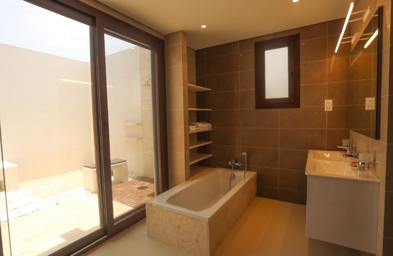 Room 3, Refined Marina View Retreat, Taqah