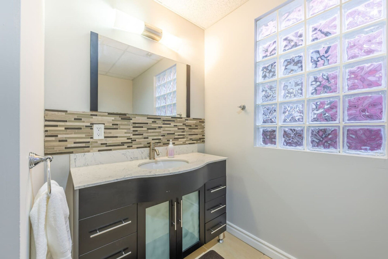 Room 4, Bright 1BR Apt in Niagara Falls and Scenic Stay, Niagara