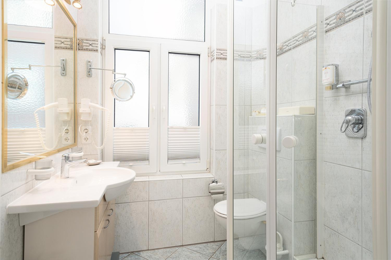 Bathroom 4, Hotel Haus am Park, Leer