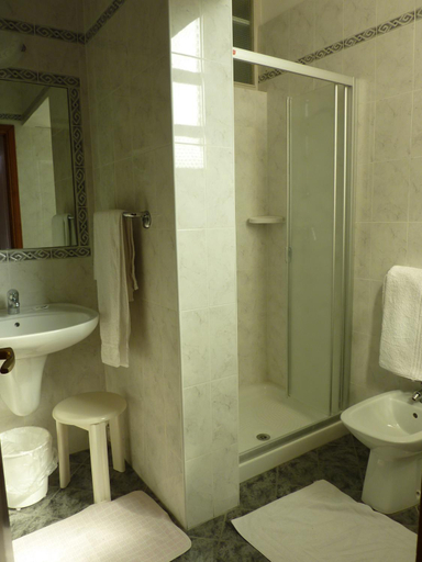 Bathroom 4, Hotel Al ponte, Udine