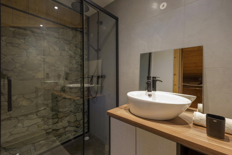 Room 2, La Ferme Roland ski in ski out, Haute-Savoie