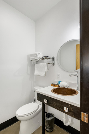 Bathroom, Second floor queen room for 2 with kitchen access, Franklin