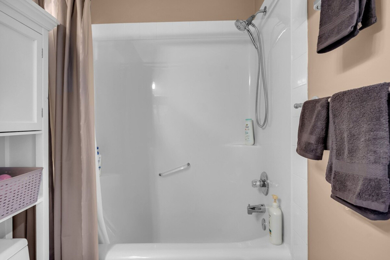 Room 4, 12 Spacious Home w A C Crib Garage By Airport, Division No. 6