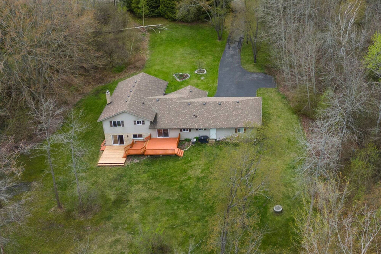 Room 5, Cozy 4BR Retreat in Quinte West BBQ Backyard, Hastings