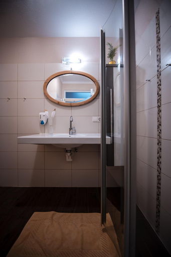 Bathroom 3, Hotel Wirt Weissau, Braunau am Inn
