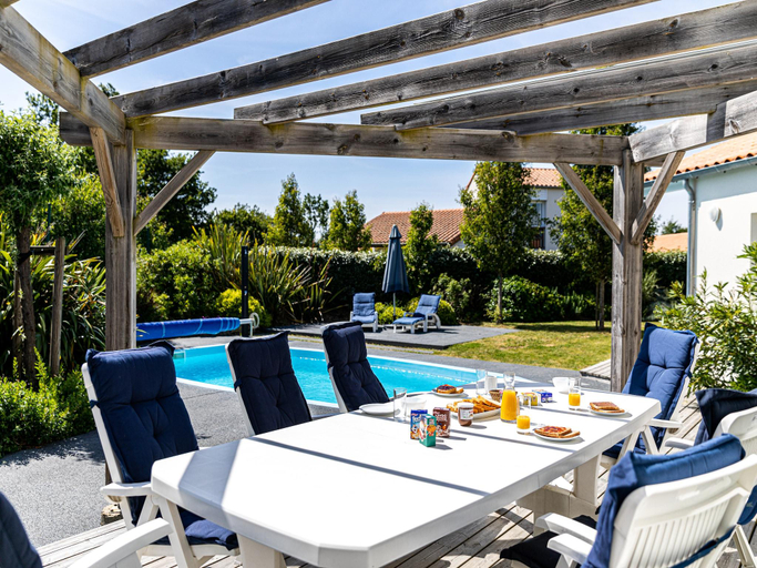 Food & Drinks 4, Villa in France with Private Pool Garden, Vendée