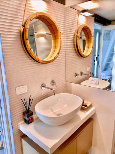 Bathroom, Alcova Cellini, Brindisi
