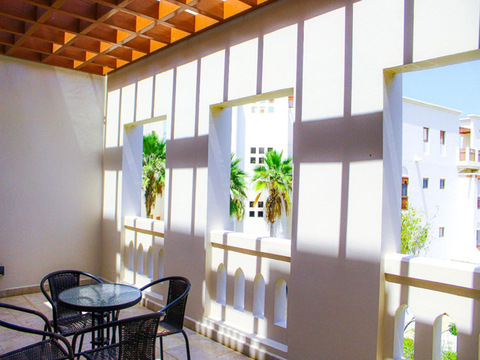 Room 4, Stunning 3-bedroom Coastal Retreat, Quriyat