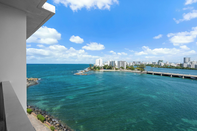 Room 2, Oceanfront Balcony Access to Pool Condado Area