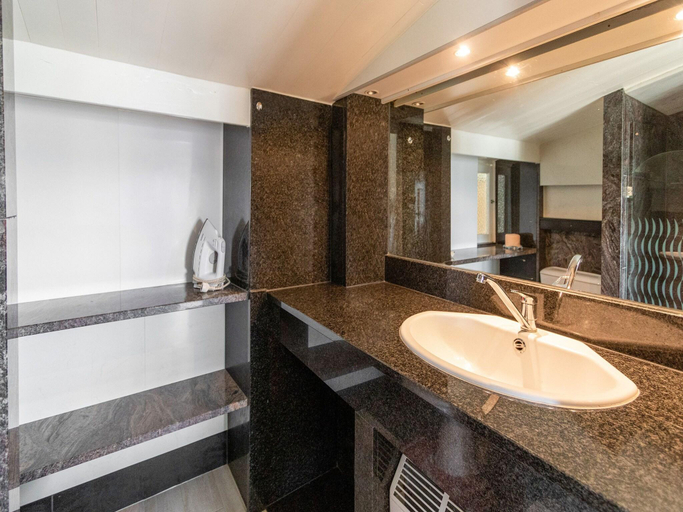 Bathroom 5, Inviting Chalet in Westouter with Garden, West-Vlaanderen