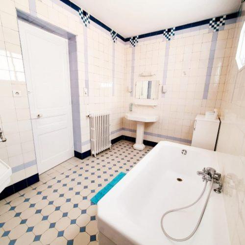 Others 3, La Casa Blanca, Isère