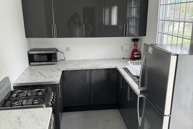 Private kitchen 2, 1 Bed - Sleeps 4 - Parking - 5 Min to Beach