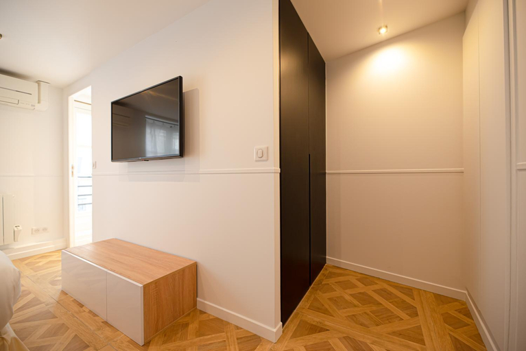 Others 5, Cosy flats- NOTRE DAME, Paris