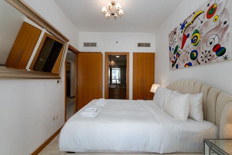Room 4, 1BR Apt in Prime Location w Marina View Balcony, Dubai
