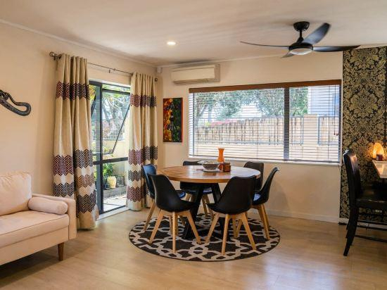 2, Spacious Eastern Beach Home - 1 Min from Beach!, Manukau