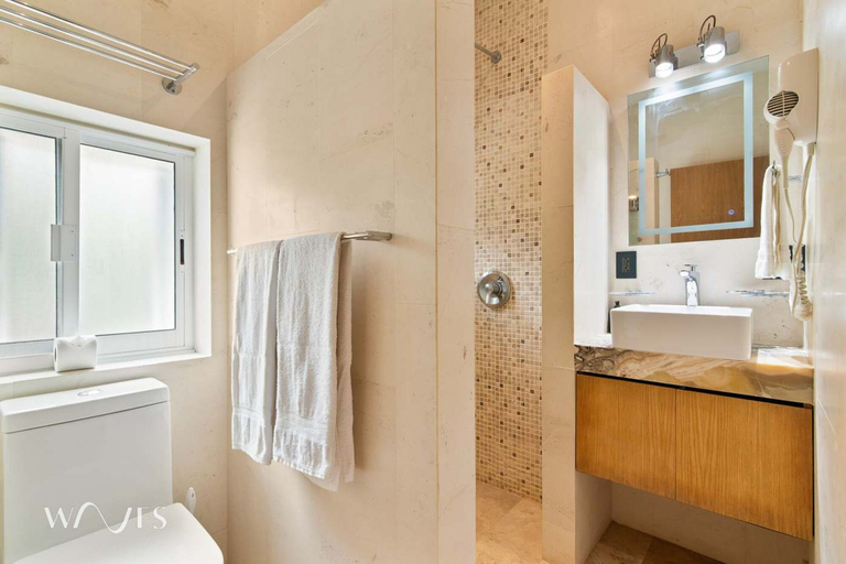 Room 5, Best Spot on 5th Ave - 2BR With King Beds Style, Cozumel
