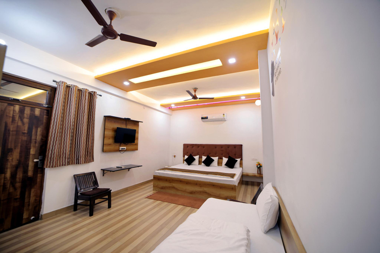 Bedroom 2, Taj Niwas Homestay, Agra