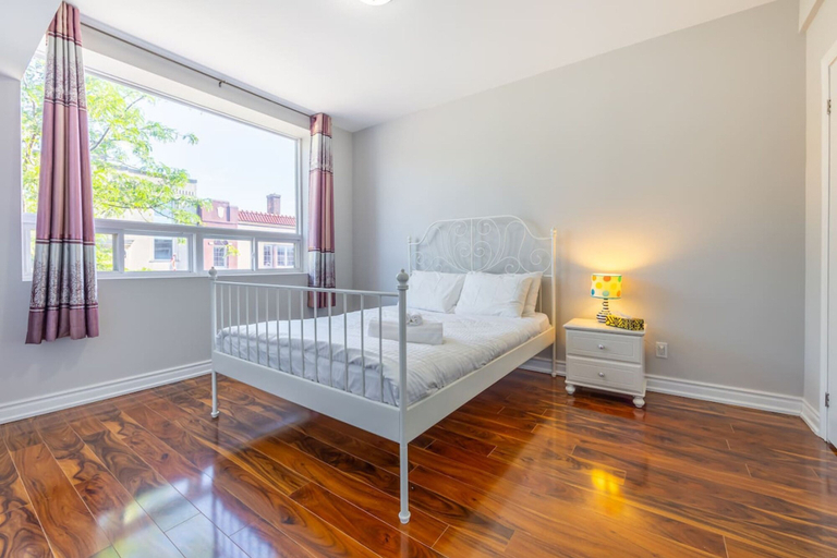 Room 4, Charming 2BR Retreat Steps From Niagara Falls, Niagara