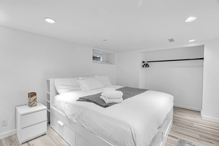 Room 4, Bright Basement Suite, Greater Vancouver