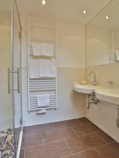 Bathroom 4, Hotel Astoria, Landeck