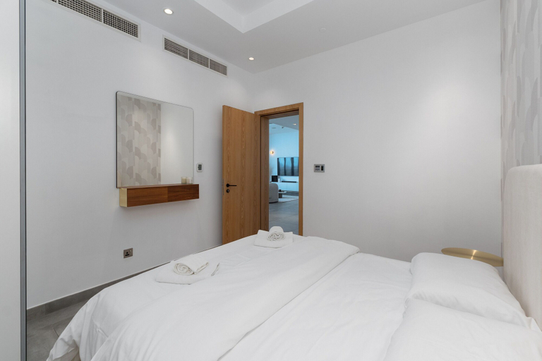 Room 4, Refined 2BR Apt w Beach Access at The Palm, Dubai