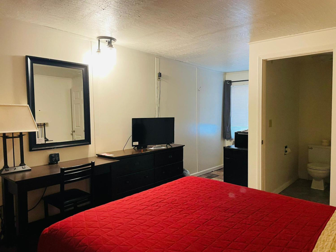 Bedroom 2, Big Red Inn, Cedar