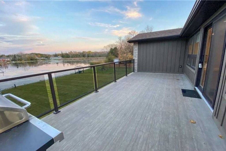 Room 2, Chemong Lake Cottage w Private Boat Launch, Peterborough