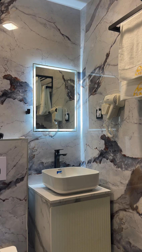 Bathroom 4, Sim plaza