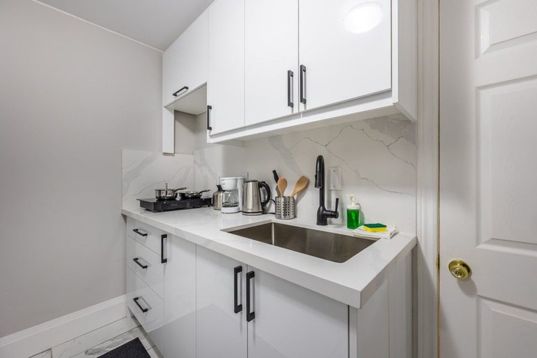 Room 2, Serenity by the Falls Modern 2 Bedroom Hideaway, Niagara