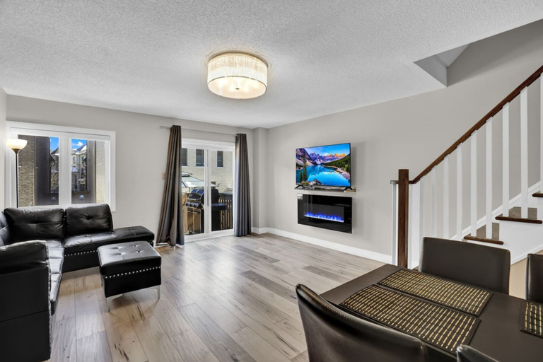 Room 2, Stylish Mississauga Lower Unit BBQ Yard Paradise, Peel