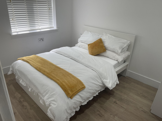 Room 2, 3br-free Parking- Near Transport Links, London