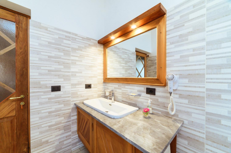 Bathroom 5, Hotel Chalet des Roses, Analamanga
