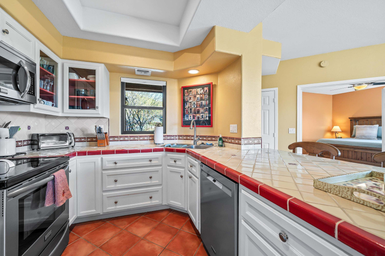Private kitchen, Gorgeous Mountain City Views Pools Hot Tubs, Pima